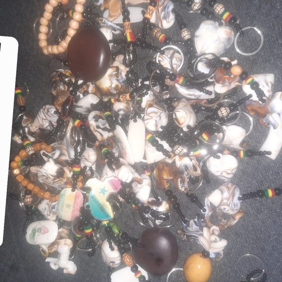 Ladies hand Bags and steak fans and ART,necklaces. Keys chains. - Picture 16 of 16